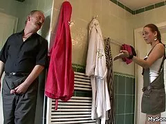 Szorította a nagy mellek, a haza a kabátját, majd tolta a bugyi fehér, hogy elérje a hd maszti rúd az ő lába között.