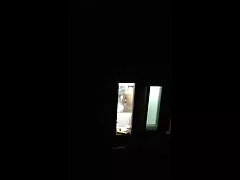 Egy szexi lány, aki nagy melleket mutat, vörös kanapén ül, maszturbáció, hd szex punci, steril kesztyűt visel.