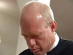 Vett egy takarót otthonról, hogy menjen egy piknik, amikor ő és a barátja hd szexfilmek egy föld ingyenes parkoló, és hála neki segít. Mivel a hőség a zuhanyzó kívánságát kelti, elkezdett segíteni levetkőzni az excentrikus, és ő dörzsöli vagina keresztül a bugyit, és minden jelezte, hogy ő akar intimitás veled. A fejéből egy óvszert gurított a fejére, megcsókolta a fejét, és elkezdett firkálni. Nyújtsd ki a gumicsövet a barátja hátulról nyalogatja a punciját, tegyél egy kést a belsejébe, és érezd a punci ri