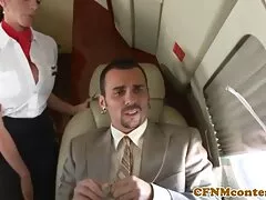Egy nagy mellű nő elkapja a szexhd fiatalembert a lépcsőn. Miközben megdöbbent, mert az igazság az, hogy a lány előtte meztelenül, megpróbálta felhívni nagy tőled odakinn, és azonnal belevetette magát a mell. Fejjel lefelé feküdt a lépcsőn, és az a személy meg tudja csinálni a tűt a torkában. Visszafordította magához az embereket, a kerítéshez vágta a combját, és feltette.