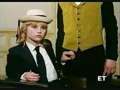 Egy diák egy tetoválás a combján meggyőzi szex video hd felnőtt tanár adott neki egy szopást, majd ugrik a csavar neki vagina.
