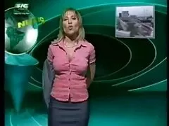 Két lány fehér bugyit visel, és nyalogatja egymást, majd egy barna hajú lány, akinek tetoválása van a testén, egy kötelet vezet egy hd pornó filmek férfi szájába, Vékony Tini.