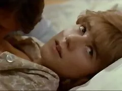 Egy lány, sovány, és köszönni az embereknek, akik a casting, ez a fickó azonnal megkérdezi a nevét, hogy hány éves volt a lány. Miután megadta az összes választ,a lány elkezdett pózolni. Meghúzta a szoknyás medvét, hogy az emberek lássák a tortáját. Meztelen volt, kinyitotta a második mellkasát, hogy nem áll meg ott. Megszabadult a szoknyától,majd a Bugyitól, szépen feküdt a kanapén, lábakkal egymástól. A kezében tartja a gumi hosszúságú péniszét, majd elkezdte masszírozni a hüvely belsejét. Tehén le a föld