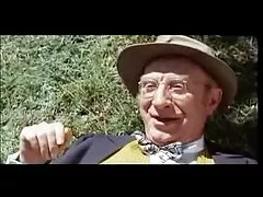 A gyerek nagyon kicsi volt, úgy döntött, hogy megpróbál valamit, ami nehéz elhinni szex, jelentése szex egy idegen durva. Levetkőznek neki és a csapatnak egy pár harisnyát a puncik hd fején, és hagyják, hogy ne aludjon, ragasztószalaggal megkötözték. A perverzek elkezdenek barna hajú baszni az összes lyukban, még akkor is, ha egyszerre két lyukban vannak. Babe, 19 éves visel nylonharisnya részt vesz a jég gát kemény, majd emlékezni fog rá egy életen át.