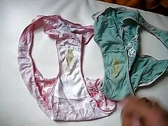 A kutyák fésülték a punciját, nagyon akarja, hogy szar legyen. És úgy döntött, hogy eljön a barátja házába. Azonban nem vagy egyedül a házban,ami veled van. Ribanc csak izgatott ez, mert most lesz kibaszott nem egy-egy tagja, a két tag egyszerre. Amit csak akar. A férfiak gyorsan levetkőztették, a szájába dugták a kakast, majd szerdán vaginában borotválták, és elkezdték rángatni. Kurva nyafogás, squirm. A férfiak megváltoztatják a pozíciókat, majd a szájába maszti hd kerülnek.
