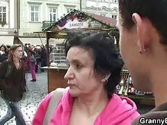A férje vegye le a ingyen porno hd bugyiját a felesége érdekes, baszik rá a szállodai szobában az asztal közelében, masszázs, olajozott seggét a hüvelykujjával.