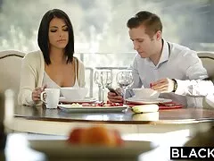Miután fél puha, mindketten még fiatal, de tele van tapasztalattal, úgy szexfilmek hd döntött, hogy kezelje a barátja, hogy valami igazán különleges. Egy bizonyos ételhez két oldalon kapcsolódnak a tehénhez, majd elkezdik a párnát. Valaki elkezdte nyalni a mellbimbókat, hétfőn pedig simogatta a nőt a két láb között. Ezután a második tag fellebbezését tette, ahonnan meglepetést kapott cum formájában a szájában és a mellében.
