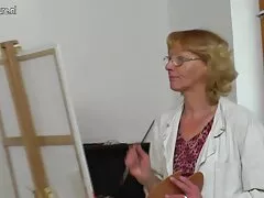 Egy férfi lát egy lányt, karcsú, hosszú vörös hajjal a ház közelében, meghívja őt, hogy látogassa meg. Nem tudom megmagyarázni, miért tetszett neki nagyon. De a kommunikáció első percében a törékeny csapás megmutatja gyermekkorának fenekét. A fiú lábánál ült, és kissé csókolni kezdett az ajkán. Amikor a férfi felébredt, megpróbálta tolja el tőle egy biztonságos módon, egy sajátos ember, szép arc, térdre kezdett szopni a tulajdonos a haza. Miután mitnet seggét nekem. Segíts neki meztelenül, a férfi elkezd sz