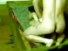 Egy fekete nő, hosszú szex video hd nadrág, rózsaszín ruhában nyalogatja a seggét, vagina, egy barát, fekete, Nagy Mellek, dobott a lábát az asztalra az ágy mellett.