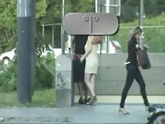 Egy japán iskolás lány, aki a hd pornó filmek barátnője előtt ül, hogy szopást adjon neki. Kicsit félénk, de a srác úgy döntött, hogy ő és a lány elkezdtek dolgozni. Félénk simogatta a péniszét a ruháján keresztül, majd amikor felnőtt volt, a srác elővette a farkát, durva tedd a szájába egy ázsiai nő. Lány - lány próbál tenni a mozgás, Szopás, pontosan, de ez még mindig nem elég-tette kukan a szájába a lehető legmélyebben, hogy ez egy kicsit beteg. Végül a fiatalok, a beillesztés, a szájban.