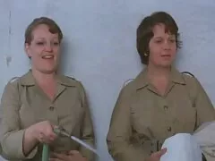 Gyönyörű lány, karcsú test leveszi a ruháit, majd indítsa el a jóga előtt a lencse, hogy felfedje a hd maszti gyűrű meztelen.
