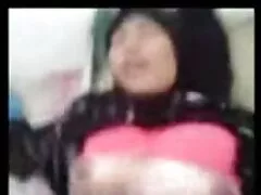 Az emberek jönnek két barát, hogy pihenjen a kertben, majd egy takarót velük, ül a zöld fű. Egy kis csevegés után gyengéden, hd szex fokozatosan mélyrehatóan csókoltak. Aztán nyilvános szex az utcán.