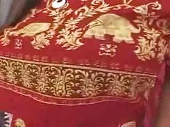 Nehéz nem elhinni, amit most, öreg, kopasz, mondta magának. Szüksége van a feleségére, hogy elégedett legyen,ezért hívták meg. Az öreg az egyik oldalra lépett, egy barna hajú, elég érett lány pedig azonnal elkezdte szopni. Tapasztalja meg a szopást gyorsan dobott egy nagy pénisz, ő pedig hamarosan fel rá. Elkezdte gyorsan mozgatni a csípőjét, majd becsukta a szemét, hogy megszabaduljon az árulásától. Rákfélékké és erős emberekké vált, ahol felhalmozódott. Felült és a méh aljára tette a fejét, ez boldoggá te