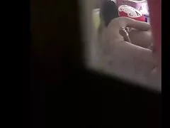 Egy gyönyörű lány, Mellek, szörnyű, feküdt a kanapén, várva a masszőr. Ő nagyon kényelmes, és szeretné, hogy az érzés, az érzelmek, az egyik ülés a másikra. Egy vékony, fehér ruhás Tini lépett be a szobába, majd azonnal elkezdett dolgozni. Olajat öntött a luxus vásárló testére, ügyesen simogatta a kezét. Cseh nő kezdett zavarta egy ilyen szépség, egy kicsit véletlenül átlátni ing az ügyfél. szexhd Széttárta a lábát, és megkérte a ribancot, hogy nyalja meg a melleit.