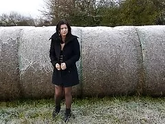 Egy férfi, aki egy fiatal pornó videók hd nő Abella Danger száját feketében helyezi a nagy polcra, nézze meg, hogyan maszturbál a seggét, majd a seggébe töltött.