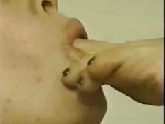 Egy gyönyörű lány a saját, egy puha tapintású zóna pornó magad, majd próbálja felkavarni még. Elengedi az ing összes gombját, majd sok különböző irányba kibővíti, majd simogatni kezdte a mellét. aztán elkezdte húzni a bugyiját egy gumiszalaggal, és elkezdte az utat, ahogy találkoztak, hogy a gabona az ő hatása hosszú ideig, és csak arra vár, az első érintés, hogy elkezd küldő hullámok öröm az egész testét. Bugyi le, a barna punci hd hajú lány azonnal ujjait a lábai közé tette, a csikló ellen pedig különböző