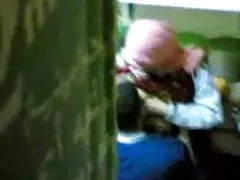 Miután kipróbálta a fehér ruhák, ékszerek, új, szép, fiatal, nézi magát egy nagyon hosszú ideig a tükörben, és csodálja meg a szépség, hd pornó videók egy fiatal test. Az ujjait a hajába tette a tetejére, ő pedig néhány perc kényelmet akar szentelni magának. A lány az első emeletre ment, ott teljesen szabadon van. Távolítsa el a lányok ruháit, amikor kényelmesen ül egy széken, térdével egymástól, a jobb keze ujjai elkezdték simogatni a fedelet belülről. Oldalra fordult, és hátulról két ujjat tett a vaginájá