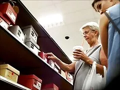Miután a focimeccsen, hogy megünnepeljék a győzelmet a csapata a parkolóban, ahol teszik a pályán magamnak, őszintén vicces. A lány elkezdi önteni a vizes inget a mellbimbóikra, elkezdenek kinyúlni. A kurva belepisil a kocsi és a férfi közé, hogy leleplezze a melleit, egy másik lány a lábai közé ült, fiú, és ajkával melegítette fel a péniszét. A férfi letépte a péniszét, és a mellkasába tapadt, spermát égetett rájuk. Két ember testfestés válasszon egy barát, hogy hármasban, majd a harcot az ágyon, a buszon,