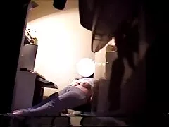 A férfi ül a szobában, és ölelés a pénisz kilóg belőle egy Kézimunka. A barátod a szobában van. Ő egy kicsit kiszámíthatatlan, amit a barátja. Gyönyörű nem teszi lehetővé neki, hogy unatkozni saját, majd elkezdi használni a kezét simogatta a farkát egyenesen. Ő teljesen meztelen test, majd tartsa a szopást, hogy szex video hd a szeretője. Ez a legcsodálatosabb játék az életemben.