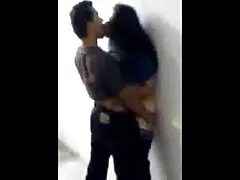 Egy fiatal nő, busty öltönyben kötött jumpsuit préselt ki a szex filmek hd tej, ül egy széken, és ad egy rezgés a hüvely rózsaszín az orgazmus.