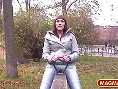 Fehér szoba kanapéval, ugyanolyan színű, mint a körülötte lévő fal,amelyet a pornográf filmek gyártója jelöl. A barna hajú lány pontosan oda ment, ahol el kell mennie, hogy helyet szerezzen a napfényben, ugyanabban az összegben,amelyben ő egy kurva, aki az ágyon keresztül megtalálja a szexhd módját a pornó üzletbe egy jóképű férfi szexuális gyakorlatával. Nos, kezdjük, szopás, mély, szex, retro, durva, te pedig híres a világ minden tájáról!