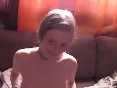 Két nő, láncolt kéz és láb, egy hd pornófilmek lány, és jön egy hosszú szíj dupla kezdeni összekötő őket a torok és a hüvelyi nyílás. Helyváltoztatás, ennek a metamorfózisnak az emberei a nyögést nedvesen megveregették a rugalmas fenék párján, majd kicserélték a vibrátort a klitoriszra, hogy stimulálják.