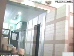 A főnök kezd kommunikálni egy fiatal lány kapott munkát az ügynökség, ahonnan jött, és hogy néhány komoly hibákat a nap folyamán, ami neki, hogy pénzt veszít, és nagyon aggódik. Ő vitte a kanapéra, és azonnal elkezdte, hogy kiadja a stressz egy nagyon fűszeres a lyukba. Meztelen volt, felöltözve az egész has, dobott a comb a vállán, és azonnal feküdt a lába között, csirke kezdeni egy gyors lépés a medence, majd baszni felülről lefelé. Aztán egy kicsit sajnálom az oldalt, sőt még inkább a rákot, tehát megért