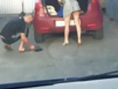 Egy férfi feküdt a hátán, egy partner, ruha, leggings, feszes, ül az szex filmek hd arcán. A fiúk alulról, Nyalás, húzza az áztató nedves ló megállás nélkül.