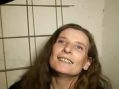 Egy hd szexfilmek férfi kibaszott, lábak, hasa kövér dobás csavar előtt egy lány rá, tépte le a lábát fekete. 