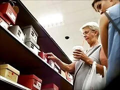 A nő érdekes tárgyakkal tért vissza a boltból, amelyeket azonnal meg akart próbálni. Két gumit vett ki a táskából, és azonnal levetkőzni kezdett. A kezemmel játszom a vizes testével. Az összes fekete nadrágot térdre vette, lábait térdre hajolva. Ő punci hd lapátolt egy kakas a puncijában, majd egy játék Hétfő ő gördült át a seggét, hogy végre dupla behatolás.