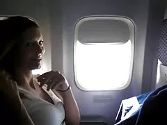 A lány meglátogatta a barátját, ahelyett, hogy teát ivott volna, érdekes videókat akart rögzíteni. Elkezdte meggyőzni, hogy vegye le a ruháit, majd lassan kezdett ugratni. Legyen rákfélék, felemelve a medve ruháit, fürdőruhát vett, mindkét oldalán nyújtsa az ajkakat. Leengedte a bugyit a gallérról, és odaállt, hogy kijusson, amit elrontott a puncik hd lyukban. Egy férfi hátulról rohant, és mivel idegesítő, csalni kezdett. Hátat fordított, felgyorsítva az északi baglyokat, minden csepp spermát a gyomorba lőt